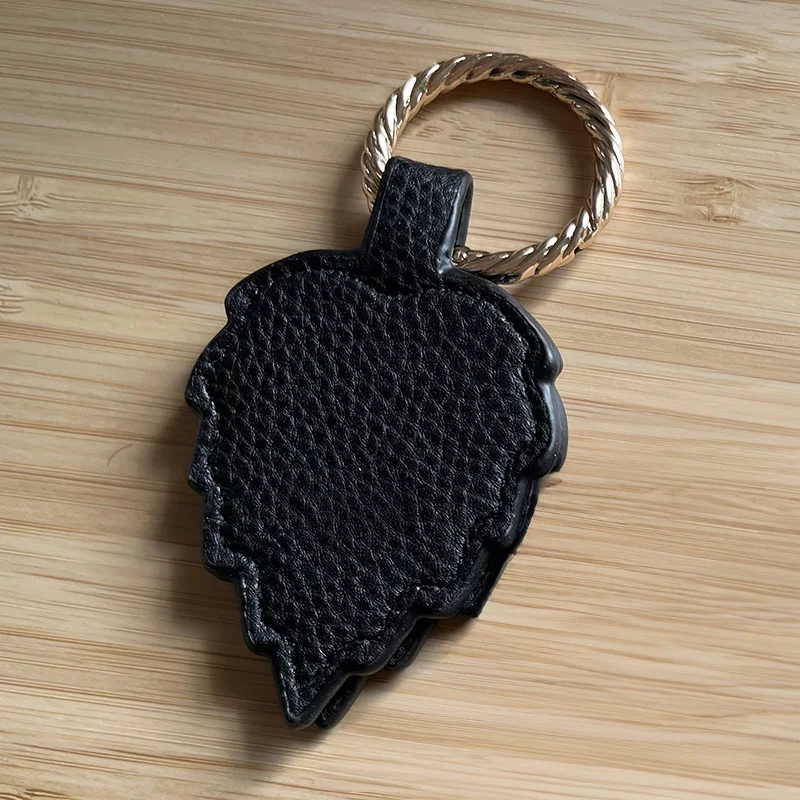 pince chapeau noir feuille